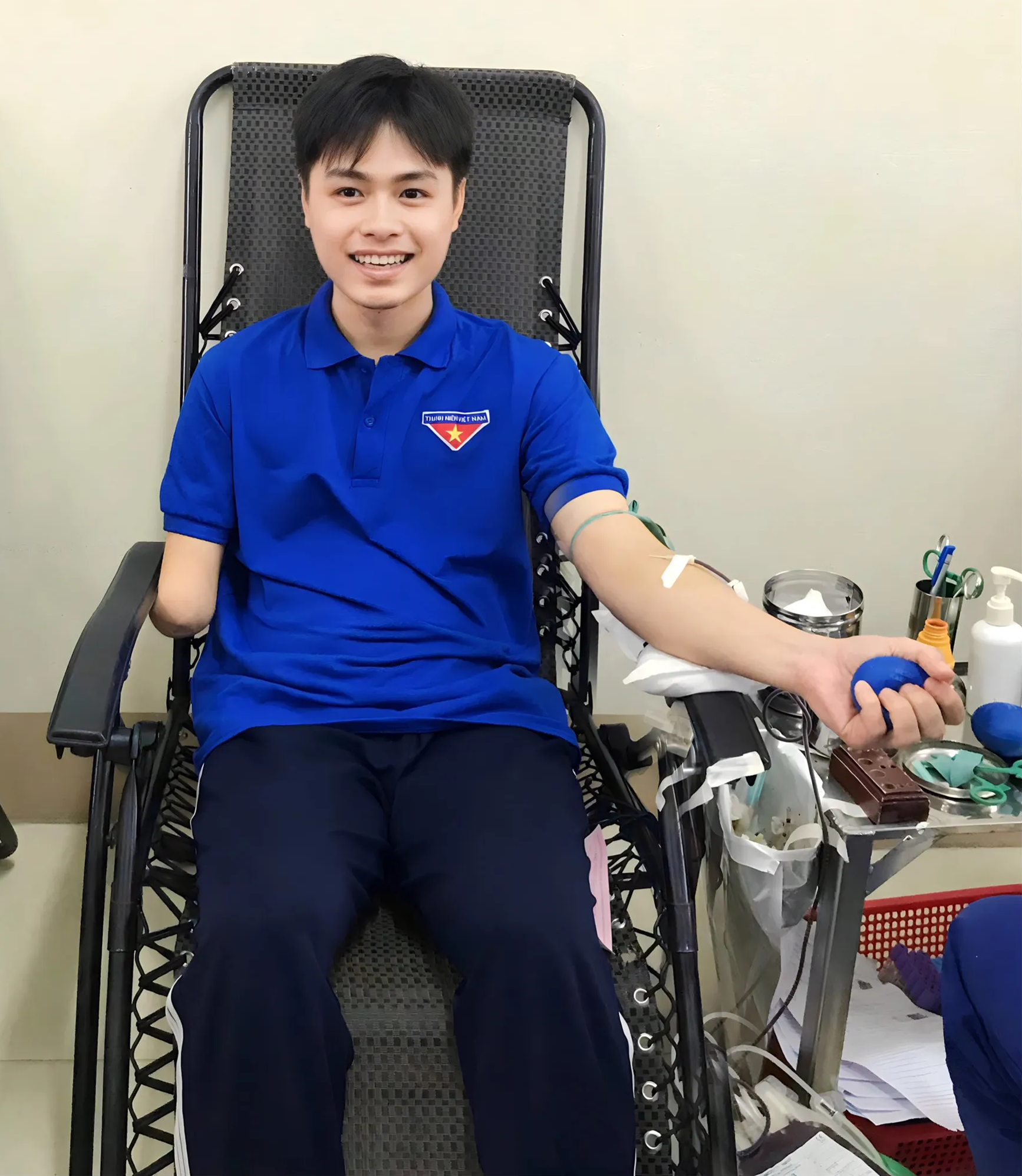 Chàng trai khuyết tật 27 lần hiến máu tình nguyện - Ảnh 1. Chàng trai khuyết tật 27 lần hiến máu tình nguyện - Ảnh 1.