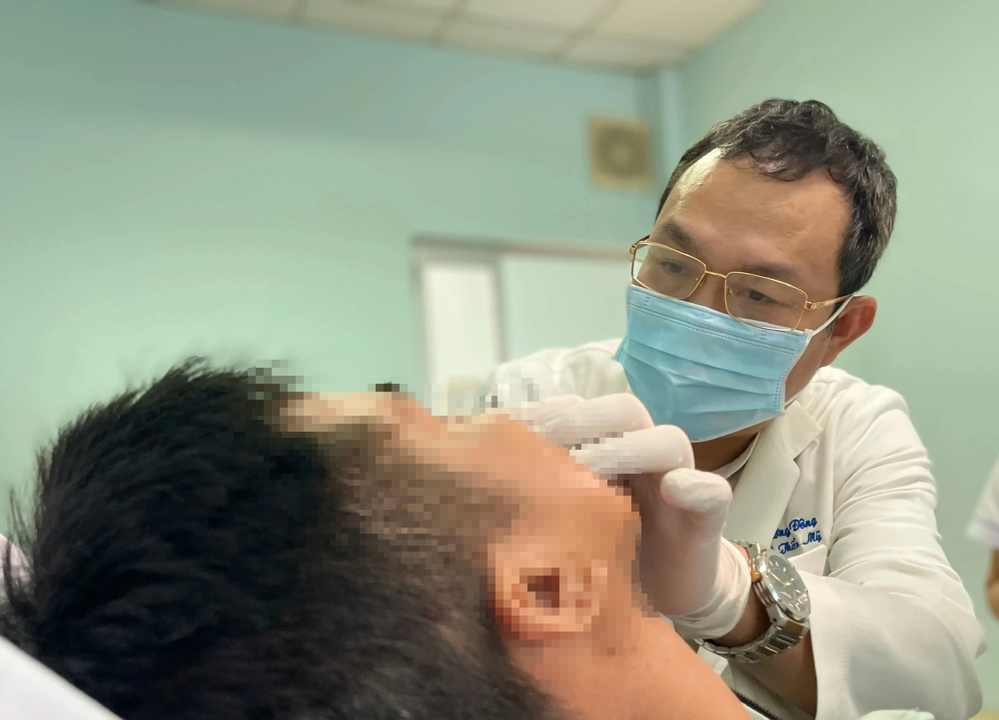 Chàng trai nhậu say chạy xe té gãy bẹp chiếc mũi và niềm vui sau 7 năm - Ảnh 1. Chàng trai nhậu say chạy xe té gãy bẹp chiếc mũi và niềm vui sau 7 năm - Ảnh 1.