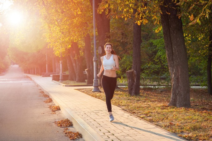 Runner tập vào buổi sáng sớm thường chạy với bụng rỗng. Ảnh: Distractify