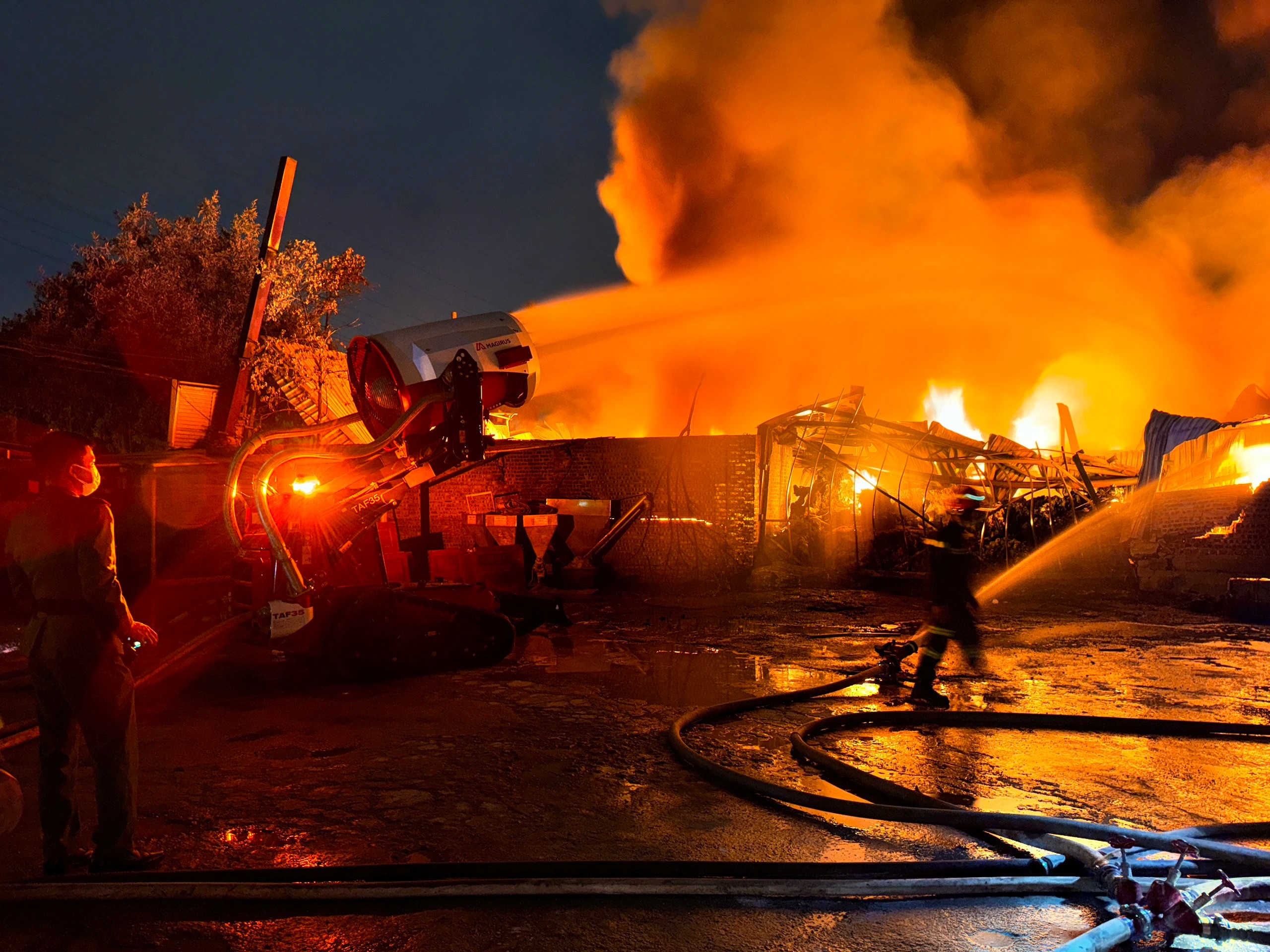 Cháy kho hàng rộng 700 m2 ở Hải Phòng, khói đen bốc cao hàng trăm mét- Ảnh 1.