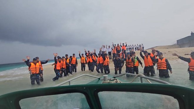 Chien-Si-2-2 - Vietnam.vn Vượt sóng dữ, thăm chiến sĩ đảo An Bang