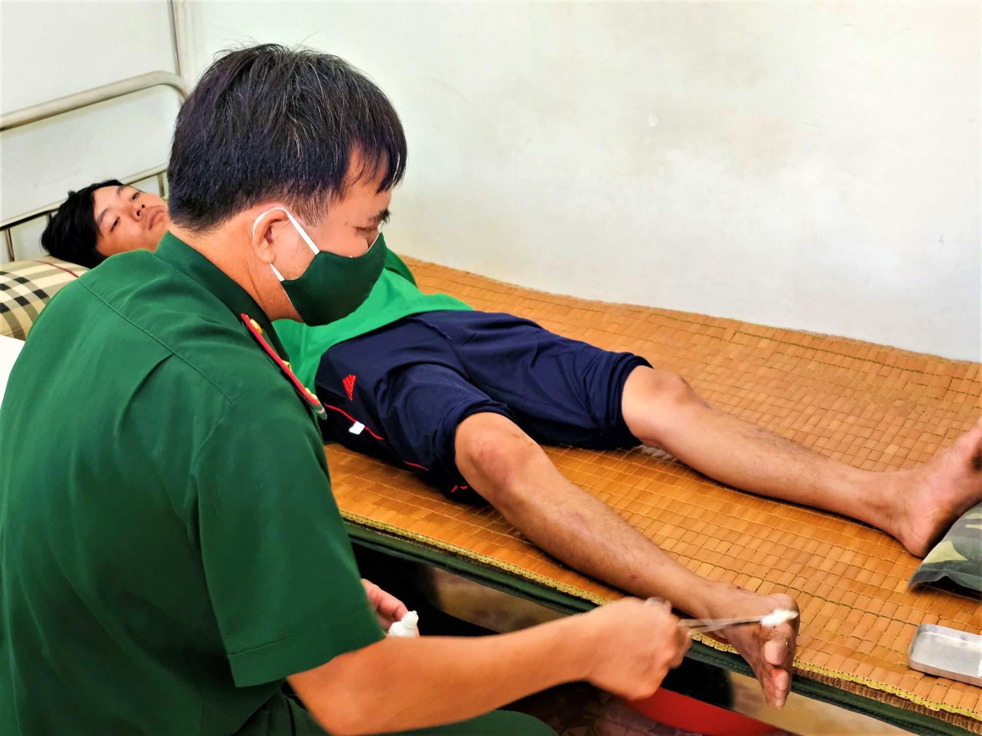 Chìm tàu cá, 9 người được cứu sống, 2 ngư dân mất tích - Ảnh 1. Chìm tàu cá, 9 người được cứu sống, 2 ngư dân mất tích - Ảnh 1.