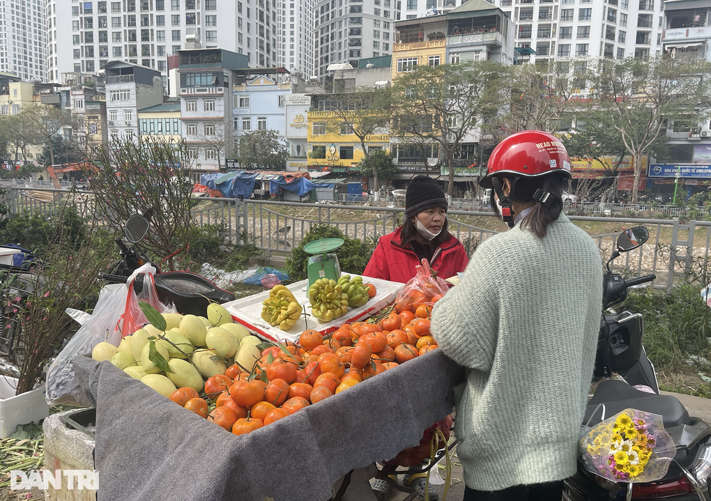 Chợ trưa 30 Tết: Giá mềm hơn, 300.000 đồng là đủ sắm cả mâm ngũ quả - 1 Chợ trưa 30 Tết: Giá mềm hơn, 300.000 đồng là đủ sắm cả mâm ngũ quả - 1