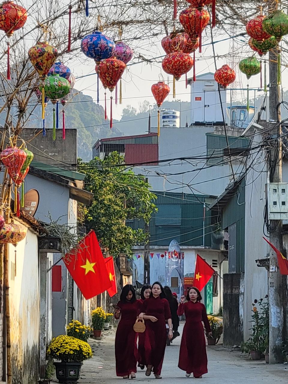 Choi-Tet-Lang-Co-Don-03-2 - Vietnam.vn Dịp Tết Giáp Thìn có tiết trời thuận lợi cùng nhiều hoạt động du lịch hấp dẫn tại làng cổ Đông Sơn, thu hút du khách và người dân các vùng lân cận về vui chơi.