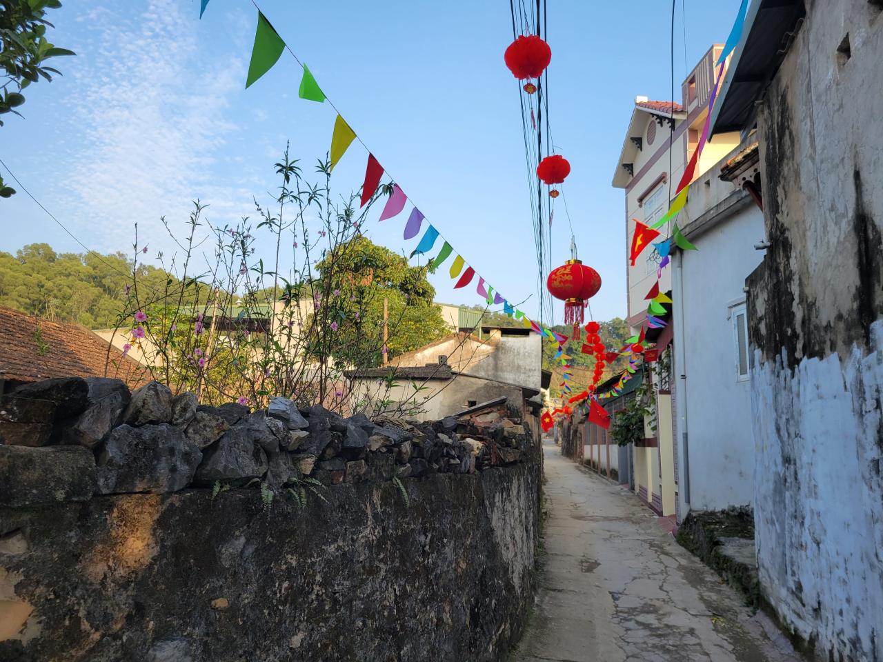 Choi-Tet-Lang-Co-Don-05-2 - Vietnam.vn Cách trung tâm thành phố Thanh Hóa chỉ 3km là ngôi làng cổ Đông Sơn, gắn liền với nền văn hóa Đông Sơn nổi tiếng. Trải qua những thăng trầm của lịch sử, sự tàn phá của chiến tranh và thời gian nhưng làng cổ Đông Sơn vẫn cơ bản giữ gìn được các giá trị văn hóa đặc trưng của làng quê Bắc Trung Bộ.