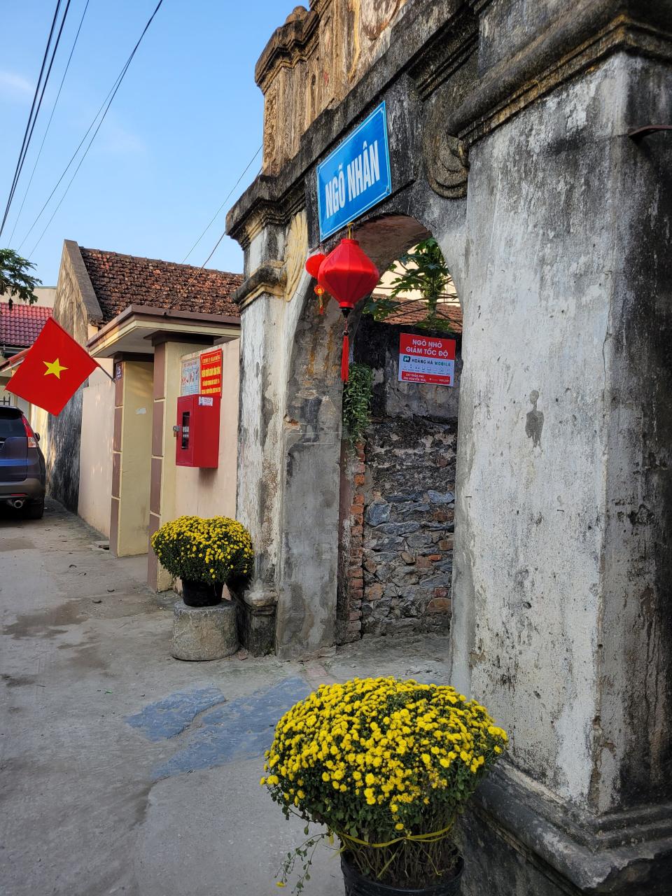 Choi-Tet-Lang-Co-Don-06-2 - Vietnam.vn Làng cổ Đông Sơn nằm giữa những núi đồi hùng vĩ, hướng mình ra dòng sông Mã với cây cầu Hàm Rồng anh hùng. Sau làng là núi Cánh Tiên và phía trước là những thửa ruộng màu mỡ. Trong làng còn gìn giữ một số ngôi nhà cổ, ngõ cổ như các ngõ Nhân, Nghĩa, Trí, Dũng cùng con đường chính.