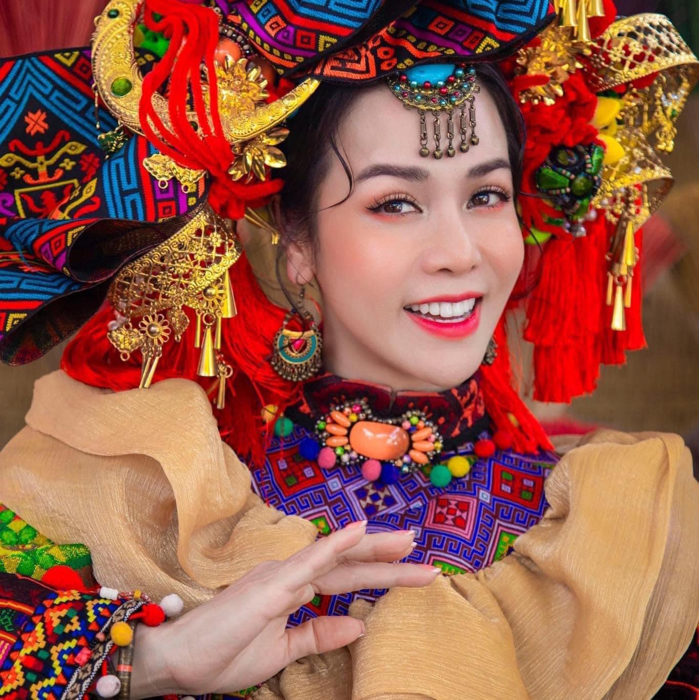 ‘Cặp đôi phù thủy biến hóa’ đằng sau những mẫu phụ kiện độc đáo của sao Việt - Ảnh 3. ‘Cặp đôi phù thủy biến hóa’ đằng sau những mẫu phụ kiện độc đáo của sao Việt - Ảnh 3.