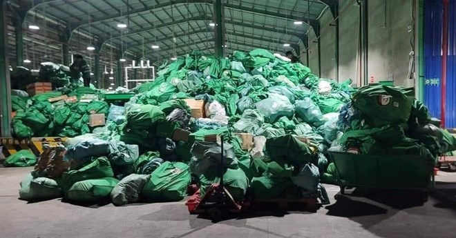 Hình ảnh hàng hoá không được chuyển đi tại một kho của Giao hàng tiết kiệm được chia sẻ trên mạng xã hội. Ảnh: Phú Nguyễn