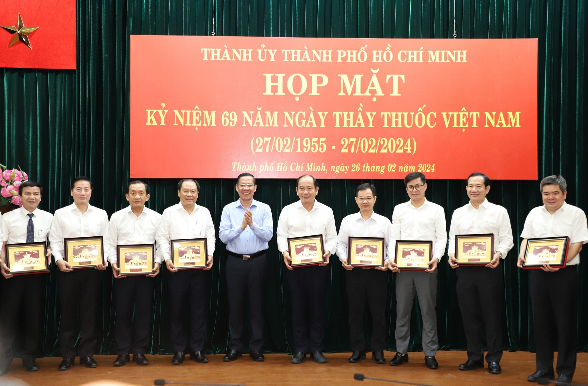 Chủ tịch UBND TP.HCM Phan Văn Mãi trao quà chúc mừng đội ngũ y bác sĩ - Ảnh: T.T 