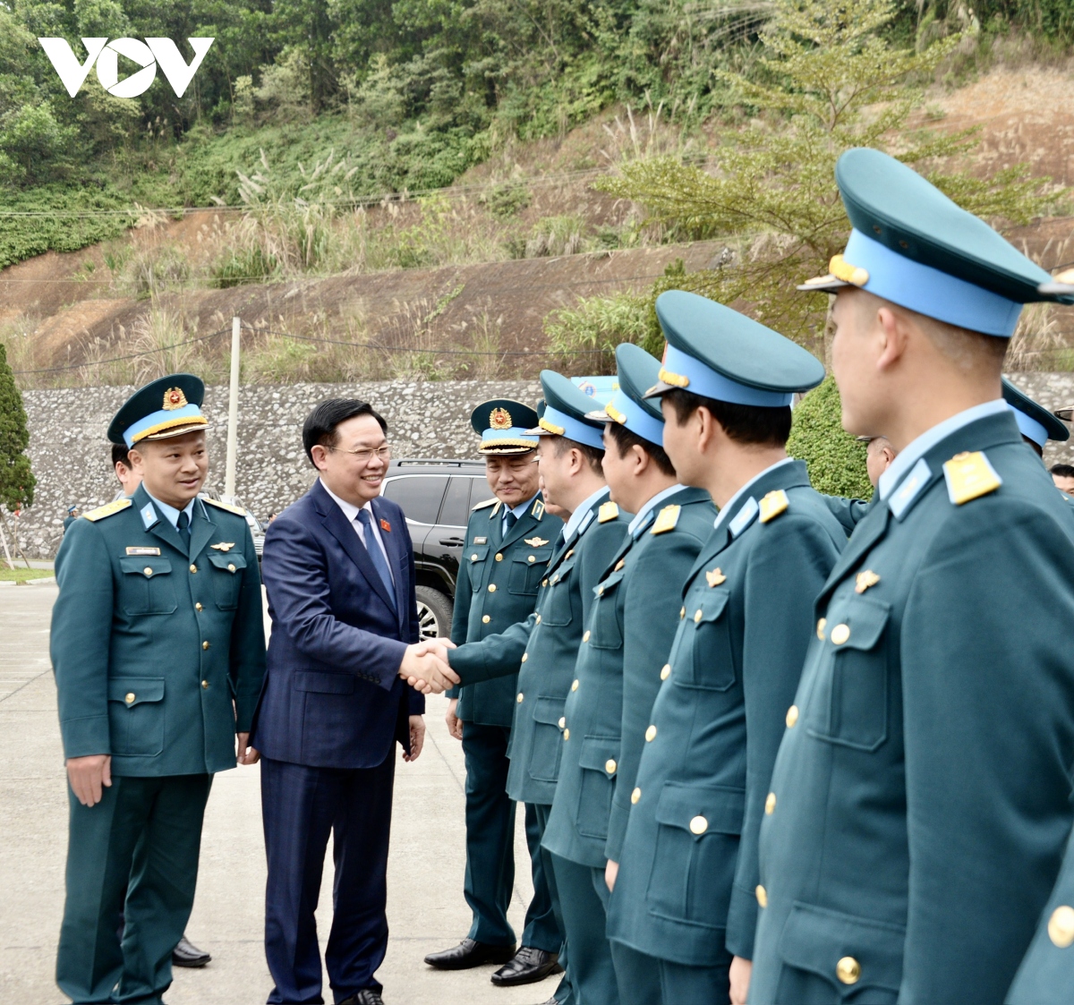 chủ tịch quốc hội vương Đình huệ chúc tết trung đoàn không quân 921 hình ảnh 1 chu tich quoc hoi vuong Dinh hue chuc tet trung doan khong quan 921 hinh anh 1