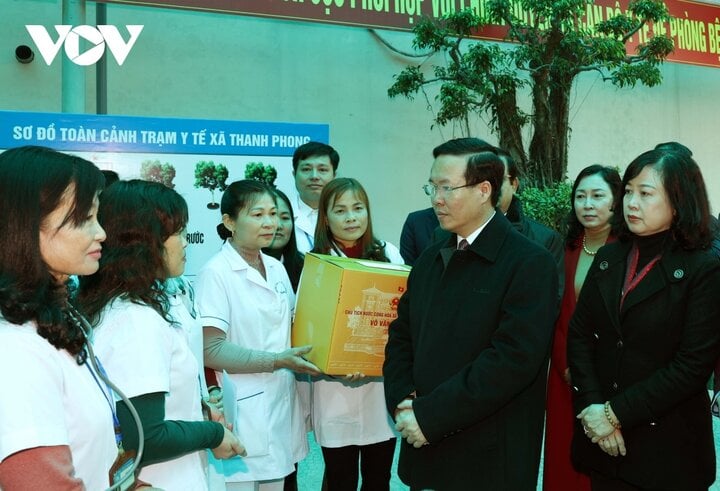 Chủ tịch nước Võ Văn Thưởng thăm, chúc mừng các Thầy thuốc Trung tâm Y tế huyện Thanh Liêm.