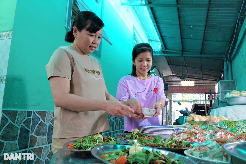 Chủ trọ tuổi 80 chi 40 triệu đồng đãi tiệc tất niên, tặng quà công nhân - 1 Chủ trọ tuổi 80 chi 40 triệu đồng đãi tiệc tất niên, tặng quà công nhân - 1