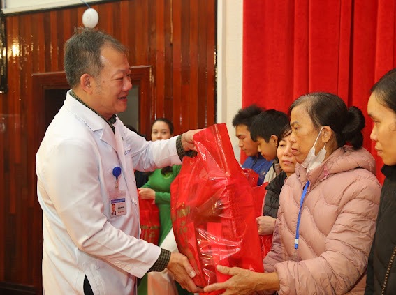Chuyến xe yêu thương và lì xì bệnh nhân dịp tết- Ảnh 1. Chuyến xe yêu thương và lì xì bệnh nhân dịp tết- Ảnh 1.