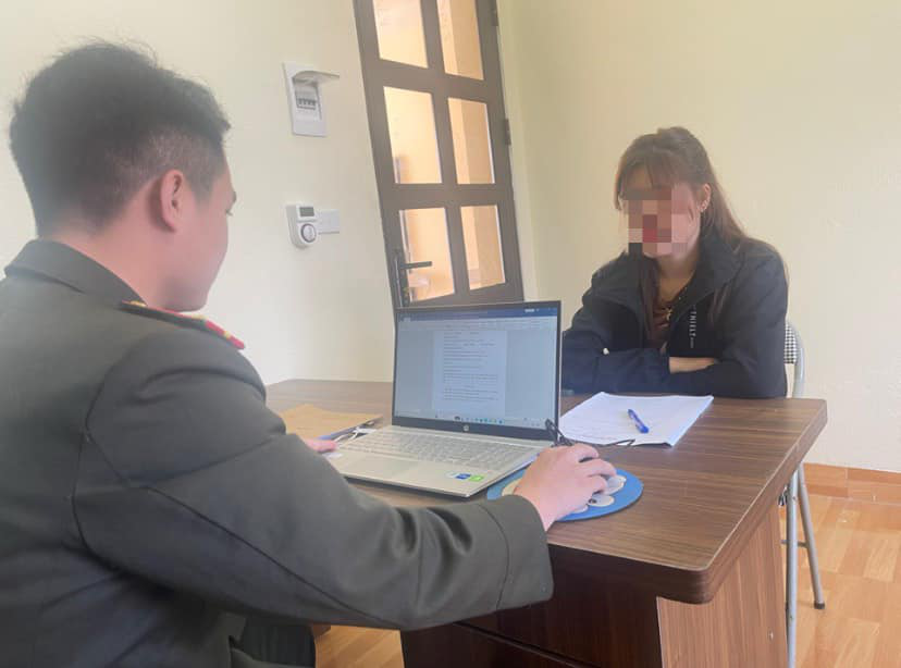 Cô gái xúc phạm CSGT bị phạt 7,5 triệu đồng- Ảnh 1. Cô gái xúc phạm CSGT bị phạt 7,5 triệu đồng- Ảnh 1.