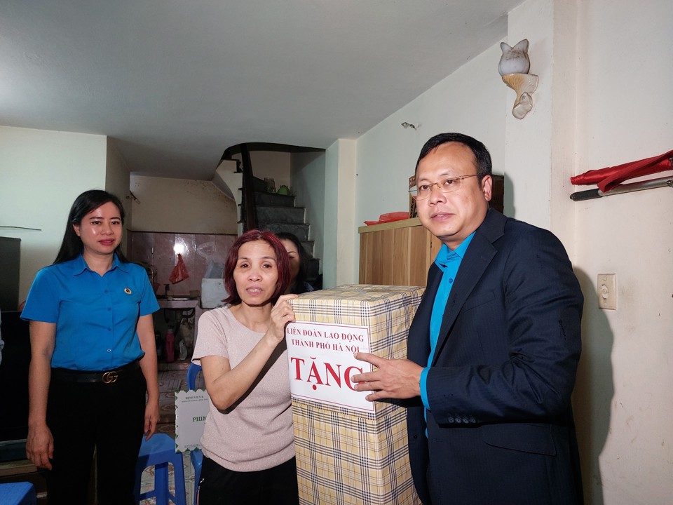 Công đoàn Hà Nội trao quà hỗ trợ tới chị Hoàng Kim Ngân