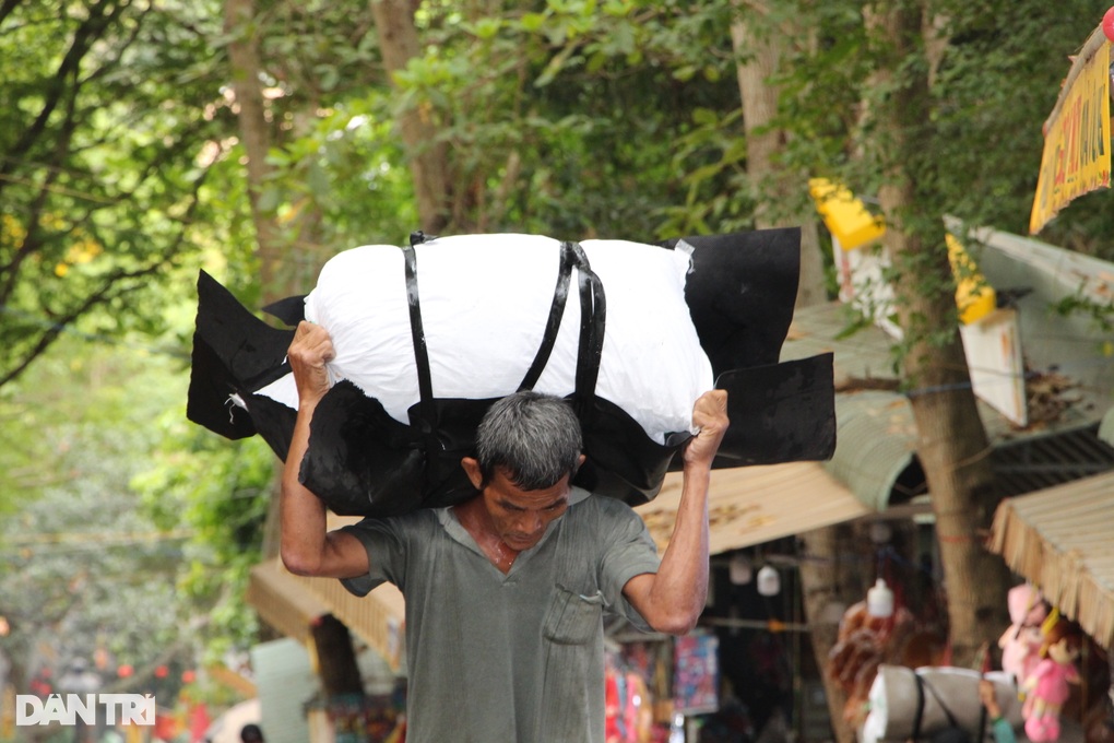 Còng lưng vác bao đá 50kg leo 1.500 bậc đá kiếm 50.000 đồng - 1 Còng lưng vác bao đá 50kg leo 1.500 bậc đá kiếm 50.000 đồng - 1