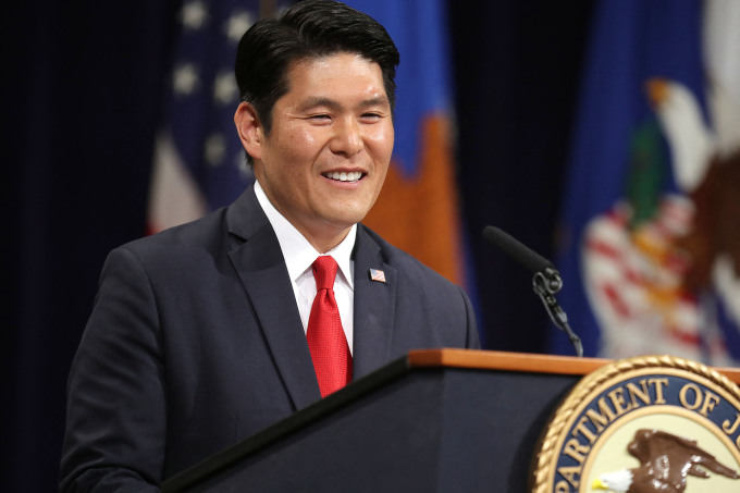 Công tố viên liên bang Maryland Robert Hur phát biểu chia tay thứ trưởng Tư pháp Mỹ Rod Rosenstein nghỉ hưu tại trụ sở Bộ Tư Pháp ở thủ đô Washington ngày 9/5/2019. Ảnh: AFP
