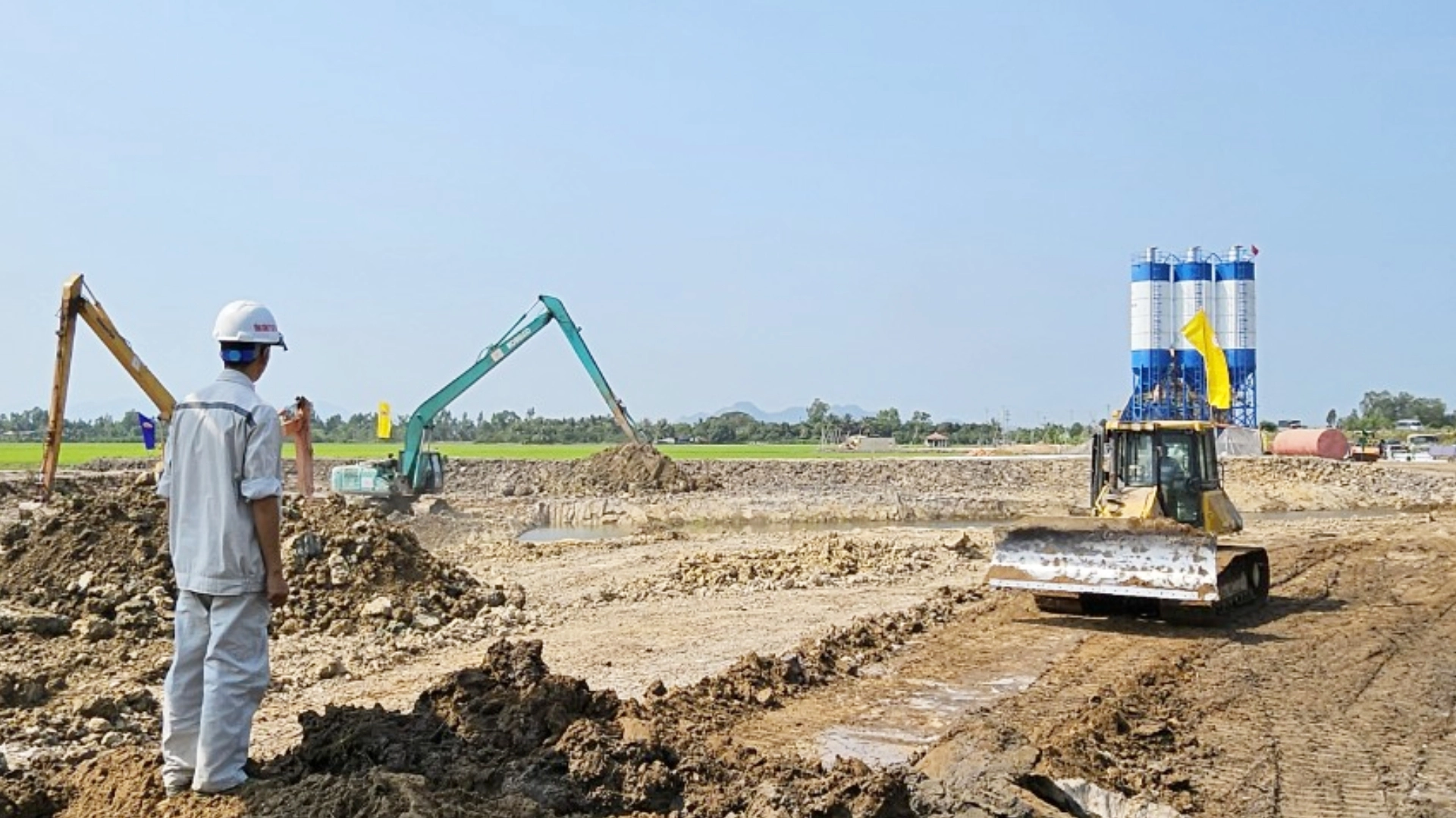 Công trường cao tốc Châu Đốc - Cần Thơ - Sóc Trăng nhộn nhịp sau kỳ nghỉ Tết- Ảnh 1. Công trường cao tốc Châu Đốc - Cần Thơ - Sóc Trăng nhộn nhịp sau kỳ nghỉ Tết- Ảnh 1.