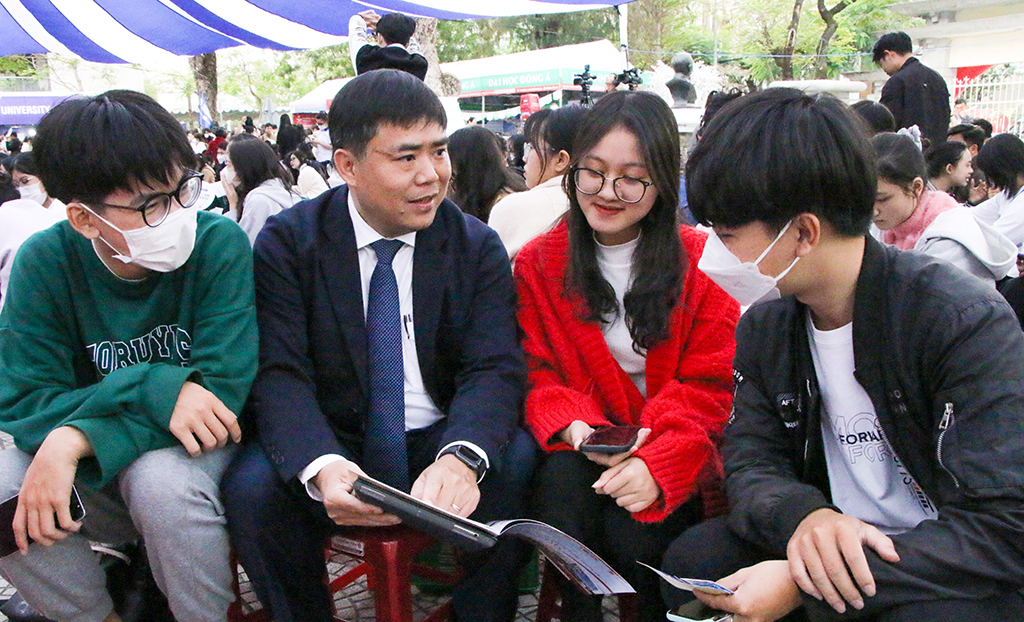 Tư vấn mùa thi 2024: Cùng học sinh Đà Nẵng chọn nghề nghiệp phù hợp- Ảnh 4. Tư vấn mùa thi 2024: Cùng học sinh Đà Nẵng chọn nghề nghiệp phù hợp- Ảnh 4.