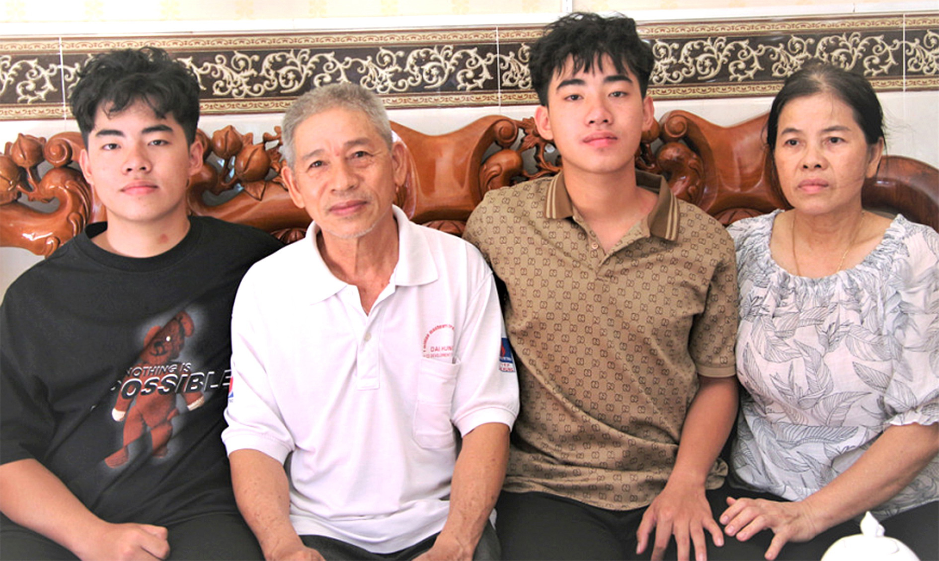 Cùng sinh, cùng lớn nay cùng nhập ngũ- Ảnh 1. Anh em sinh đôi Mạnh Hảo và Mai Hảo hôm nay chia tay bố mẹ bước vào đời quân ngũ - Ảnh: M.THẮNG