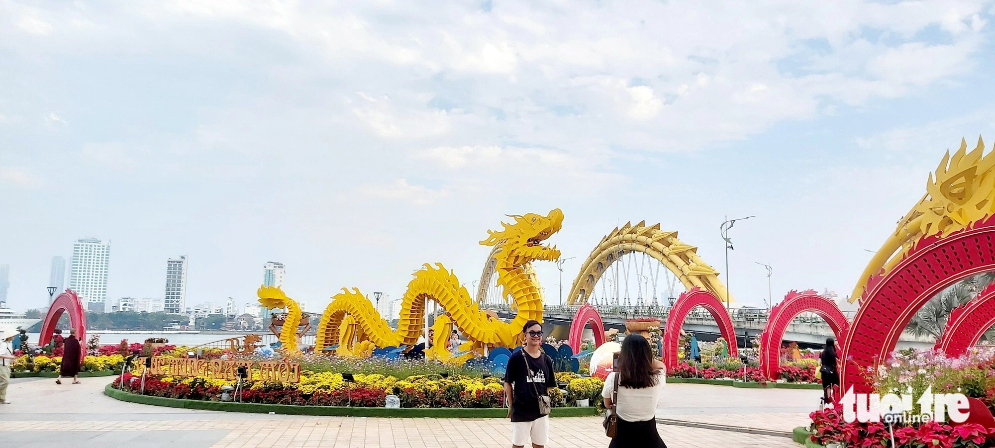 Đà Nẵng xây tạm công viên rồng, tạo điểm check-in mới- Ảnh 1. Du khách chụp hình lưu niệm bên linh vật rồng chiều 19-2 - Ảnh: ĐOÀN CƯỜNG
