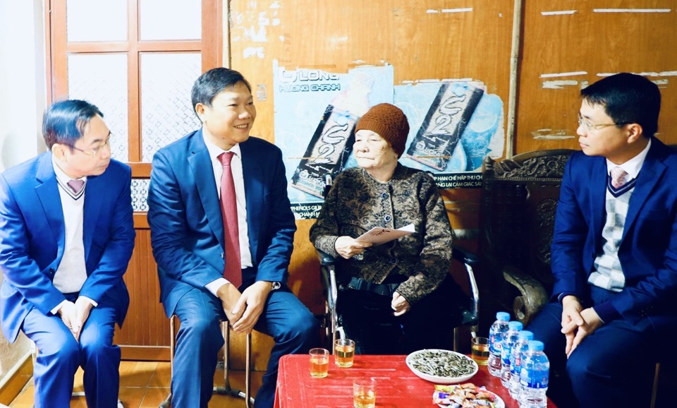 Trưởng ban Dân vận Thành ủy Đỗ Anh Tuấn thăm hỏi, động viên gia đình chính sách huyện Thạch Thất nhân dịp đón Tết Nguyên đán Giáp Thìn 2024.