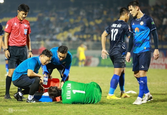 Đặng Văn Lâm chấn thương ở phút 33 trận Bình Định thua SLNA 0-2 ở vòng 9 V-League 2023-2024. Ảnh: Phi Hùng