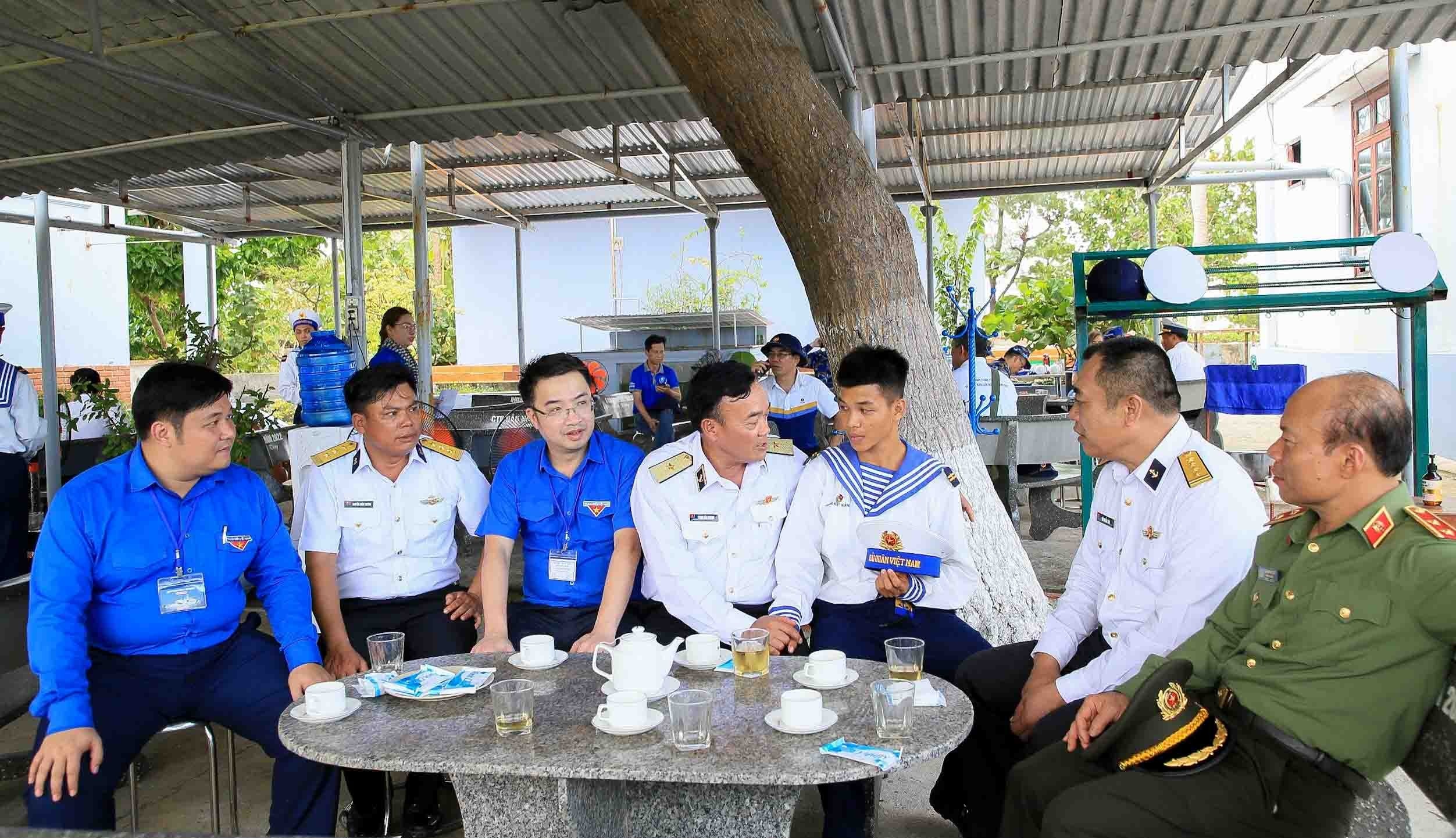 Chuẩn Đô đốc Phạm Văn Quang và các đại biểu thăm, động viên cán bộ, chiến sĩ đảo Song Tử Tây. (Ảnh: Thùy Liên)