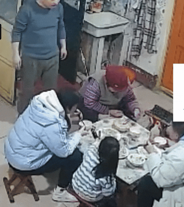 Cậu bé bị bố quát mắng vì ngồi vào chỗ thuộc về ông nội trong bữa cơm, dân mạng tranh cãi nảy lửa: 'Dạy con bằng tư tưởng lạc hậu?' - Ảnh 1. Cậu bé bị bố quát mắng vì ngồi vào chỗ thuộc về ông nội trong bữa cơm, dân mạng tranh cãi nảy lửa: 'Dạy con bằng tư tưởng lạc hậu?' - Ảnh 1.