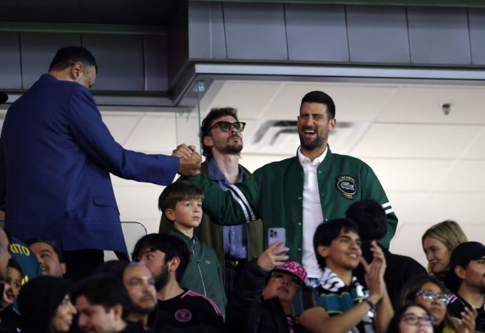 Djokovic trên khán đài sân Dignity Health Sports Park, Los Angeles, California ngày 26/2 khi LA Galaxy tiếp đón Inter Miami của Lionel Messi. Ảnh: ESPN