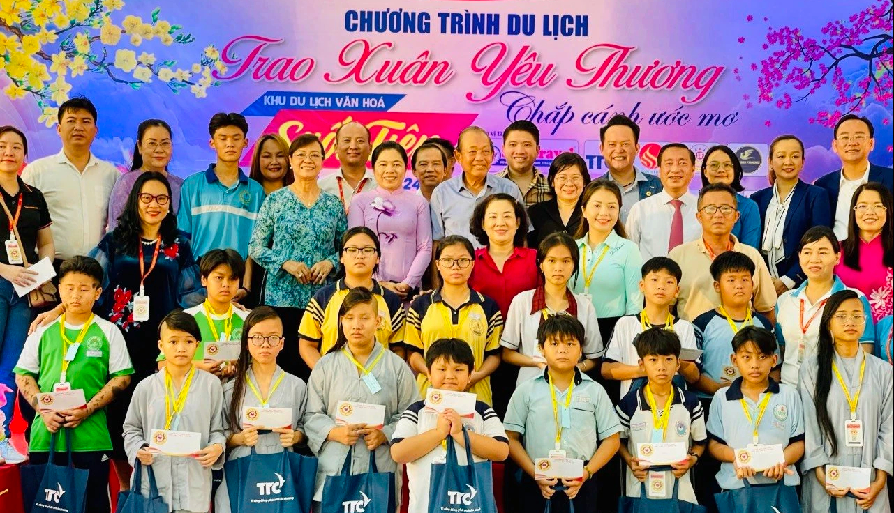 Doanh nhân chung tay chăm lo tết cho trẻ em nghèo - Ảnh 1. Doanh nhân chung tay chăm lo tết cho trẻ em nghèo - Ảnh 1.