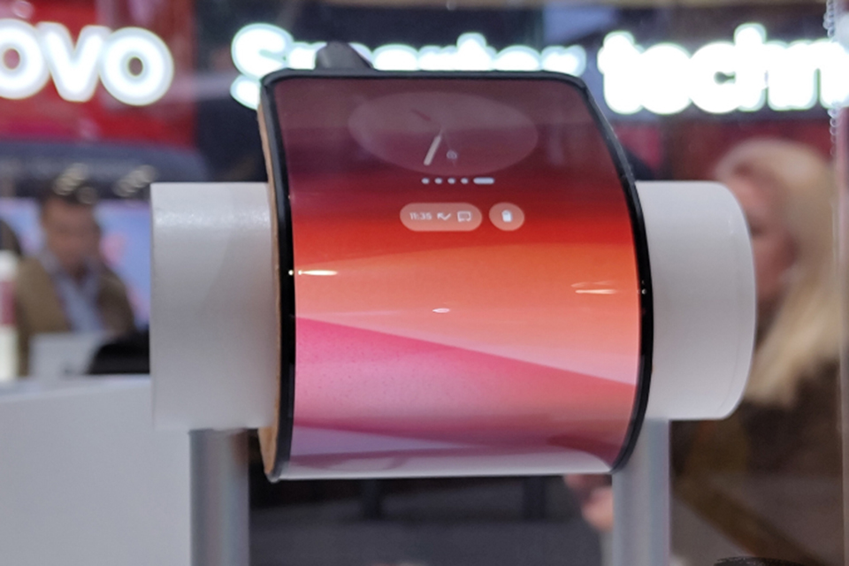 'Độc lạ' smartphone uốn dẻo đeo trên tay của Motorola- Ảnh 1. 'Độc lạ' smartphone uốn dẻo đeo trên tay của Motorola- Ảnh 1.