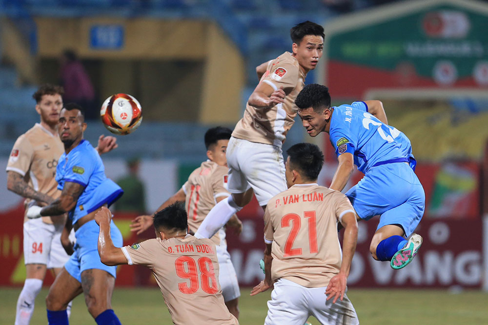 5 vòng cuối lượt đi V-League: Đội bóng nào sẽ lật đổ Nam Định?- Ảnh 1. 5 vòng cuối lượt đi V-League: Đội bóng nào sẽ lật đổ Nam Định?- Ảnh 1.