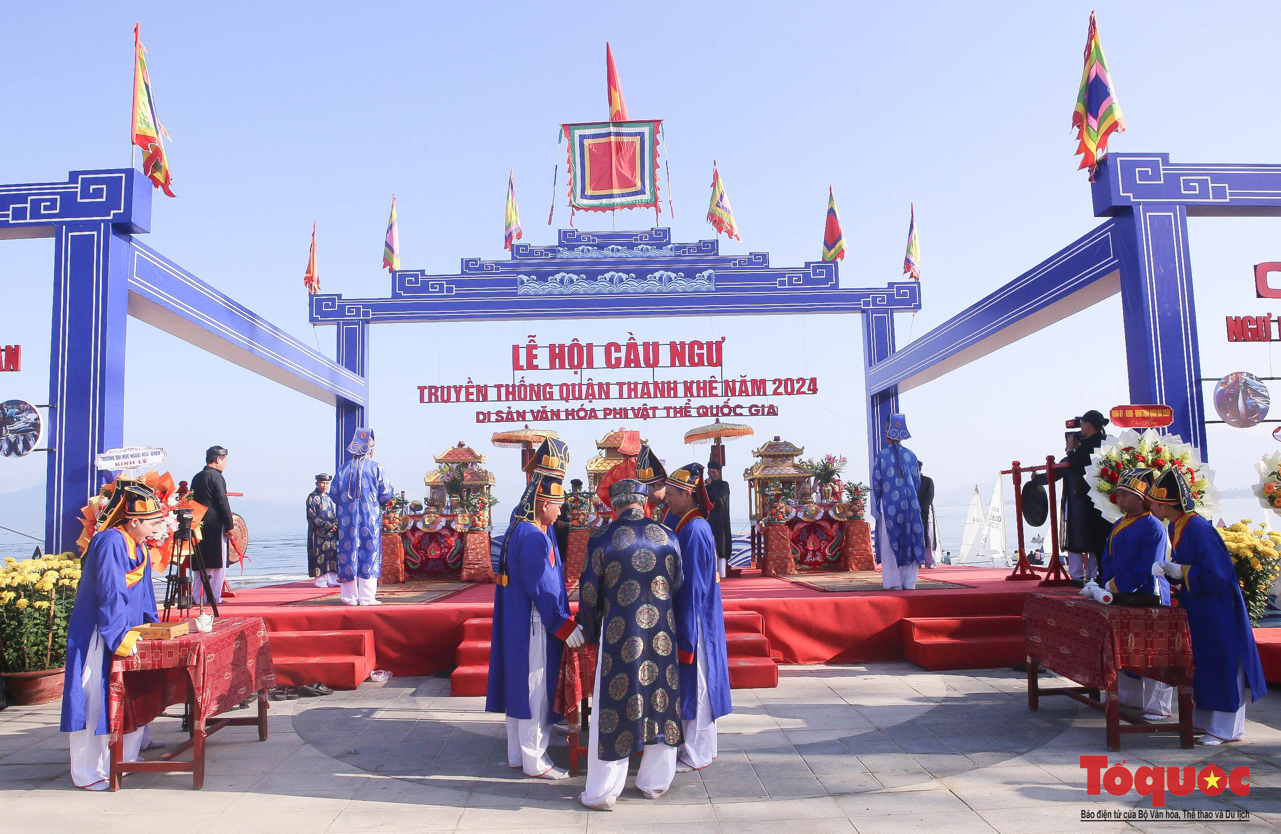 Du khách hào hứng tham gia lễ hội cầu ngư tại Đà Nẵng - Ảnh 1. Du khách hào hứng tham gia lễ hội cầu ngư tại Đà Nẵng - Ảnh 1.