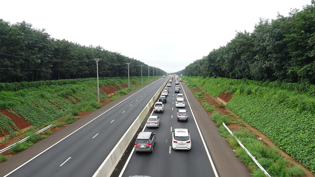 Đường bộ thông thoáng nhờ cao tốc- Ảnh 2. Đường bộ thông thoáng nhờ cao tốc- Ảnh 2.