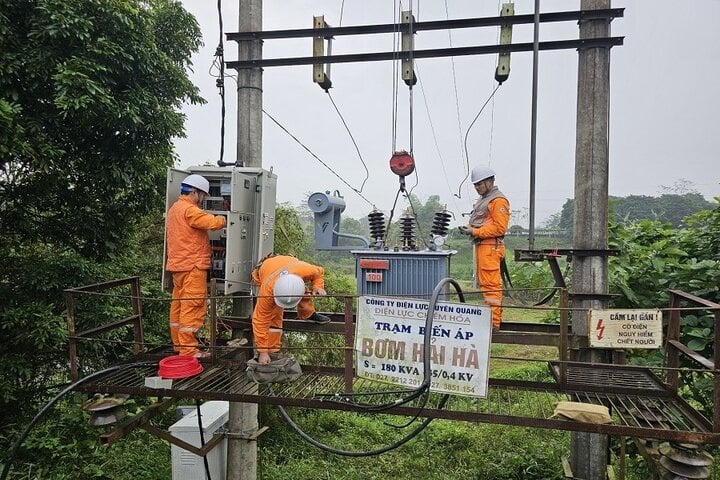 Cán bộ công nhân Điện lực Chiêm Hóa (PC Tuyên Quang) kiểm tra trạm biến áp Bơm Hải Hà.
