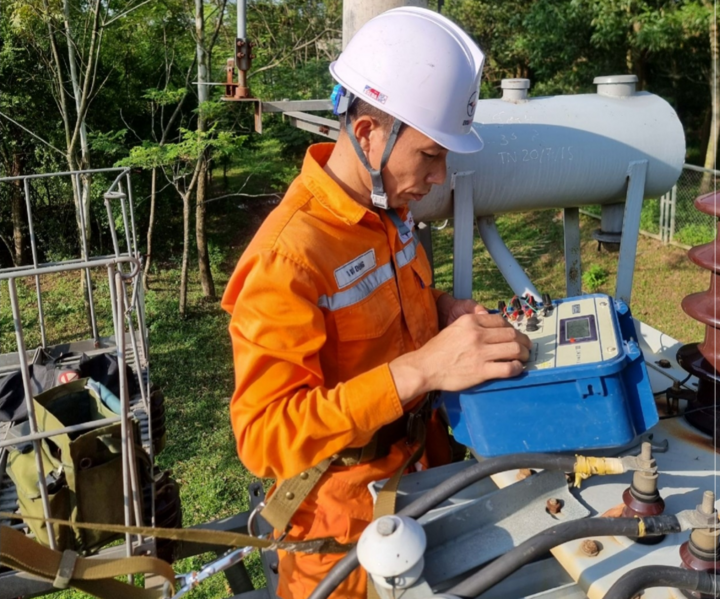 Công nhân PC Hà nam thực hiện kiểm tra TBA, đường dây cấp điện cho các trạm bơm.