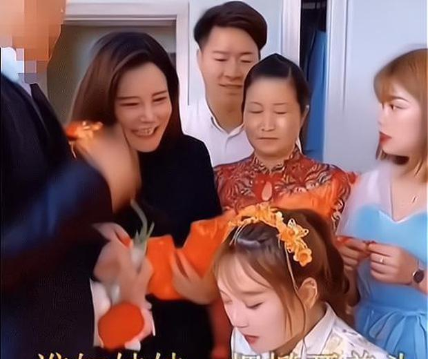 Em chồng hành động vô duyên trong lễ cưới bị chị dâu tát một cái vang dội, ngay lập tức mẹ chồng có phản ứng gây choáng - Ảnh 1. Em chồng hành động vô duyên trong lễ cưới bị chị dâu tát một cái vang dội, ngay lập tức mẹ chồng có phản ứng gây choáng - Ảnh 1.