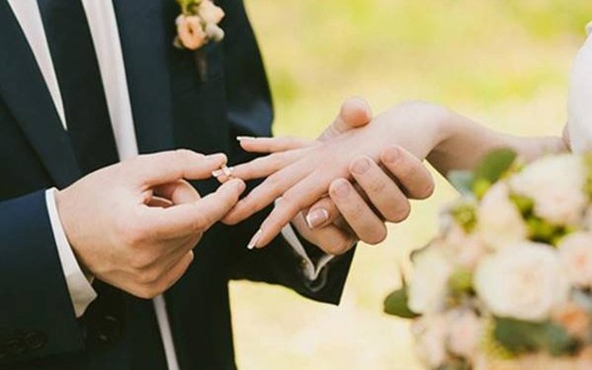 Em chồng hành động vô duyên trong lễ cưới bị chị dâu tát một cái vang dội, ngay lập tức mẹ chồng có phản ứng gây choáng - Ảnh 3. Em chồng hành động vô duyên trong lễ cưới bị chị dâu tát một cái vang dội, ngay lập tức mẹ chồng có phản ứng gây choáng - Ảnh 3.