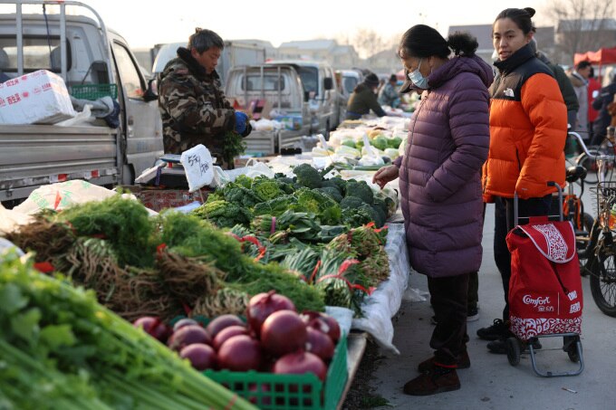 Một quầy rau tại khu chợ thực phẩm ngoài trời ở Bắc Kinh, Trung Quốc ngày 12/1. Ảnh: Reuters