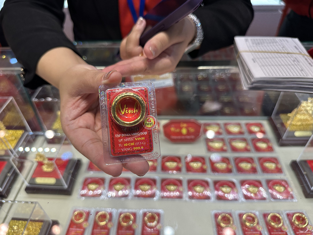 Giá vàng lao dốc ngày Thần tài- Ảnh 1. Giá vàng lao dốc ngày Thần tài- Ảnh 1.