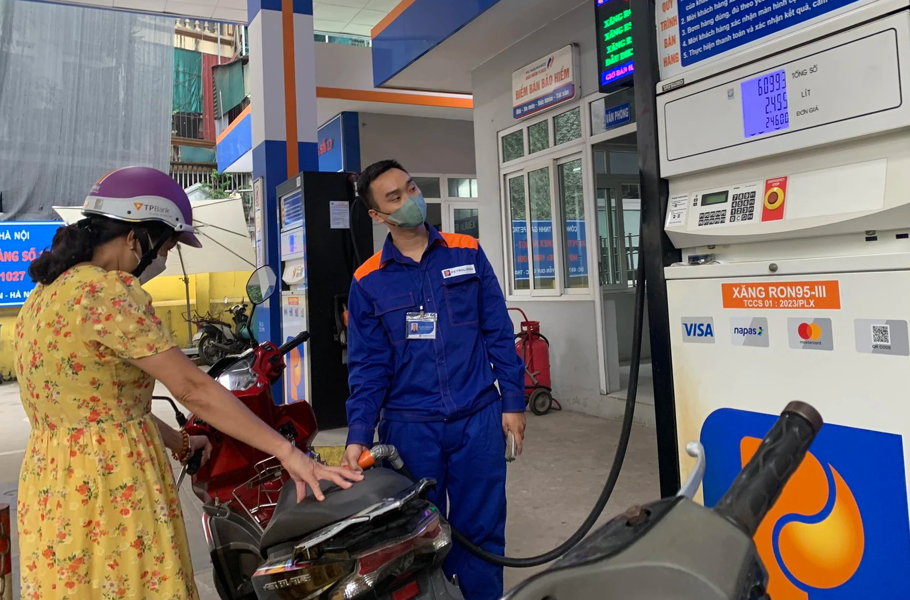 Giá xăng dầu bất ngờ giảm mạnh từ chiều 29 tết- Ảnh 1. Giá xăng dầu bất ngờ giảm mạnh từ chiều 29 tết- Ảnh 1.