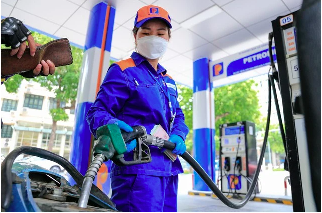 Giá xăng giảm, xăng RON 95 còn 23.599 đồng/lít- Ảnh 1. Giá xăng giảm, xăng RON 95 còn 23.599 đồng/lít- Ảnh 1.