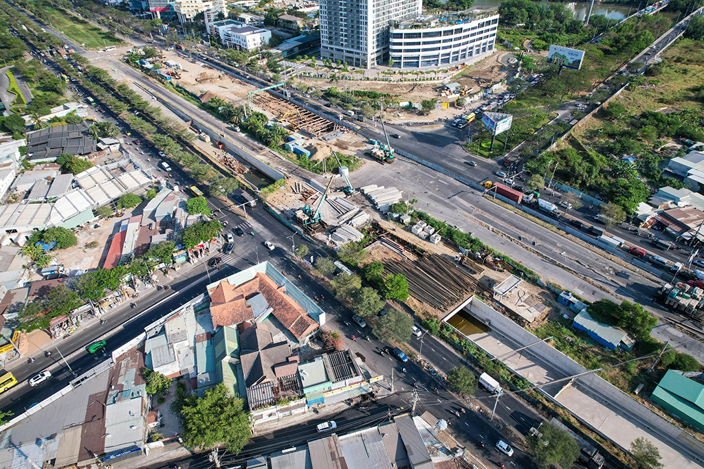 Giao thông áp lực vì tăng tốc các công trình trọng điểm- Ảnh 1. Giao thông áp lực vì tăng tốc các công trình trọng điểm- Ảnh 1.