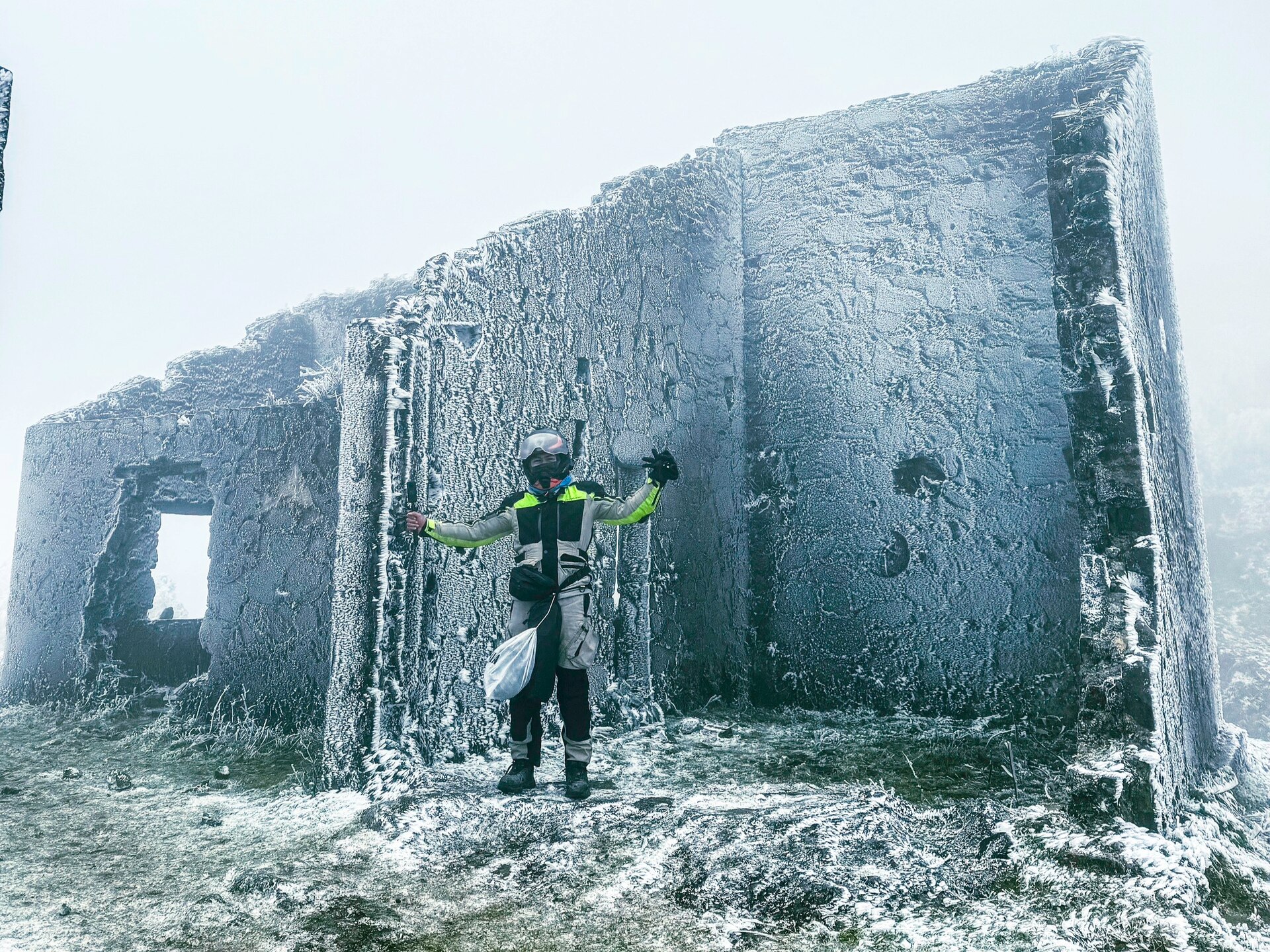 Giới trẻ vượt hàng trăm kilomet, mặc 5 lớp áo đi săn băng tuyết ở Mẫu Sơn - 13