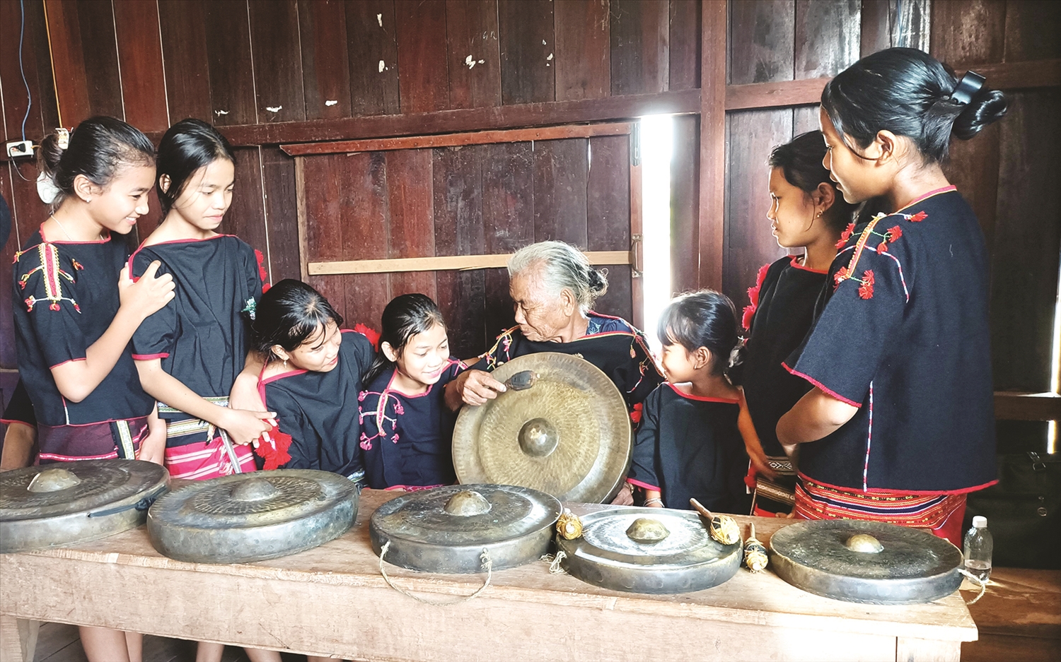 Nghệ nhân H’Săn Êban truyền dạy cồng chiêng cho thiếu nhi Ê Đê Bih Nghệ nhân H’Săn Êban truyền dạy cồng chiêng cho thiếu nhi Ê Đê Bih