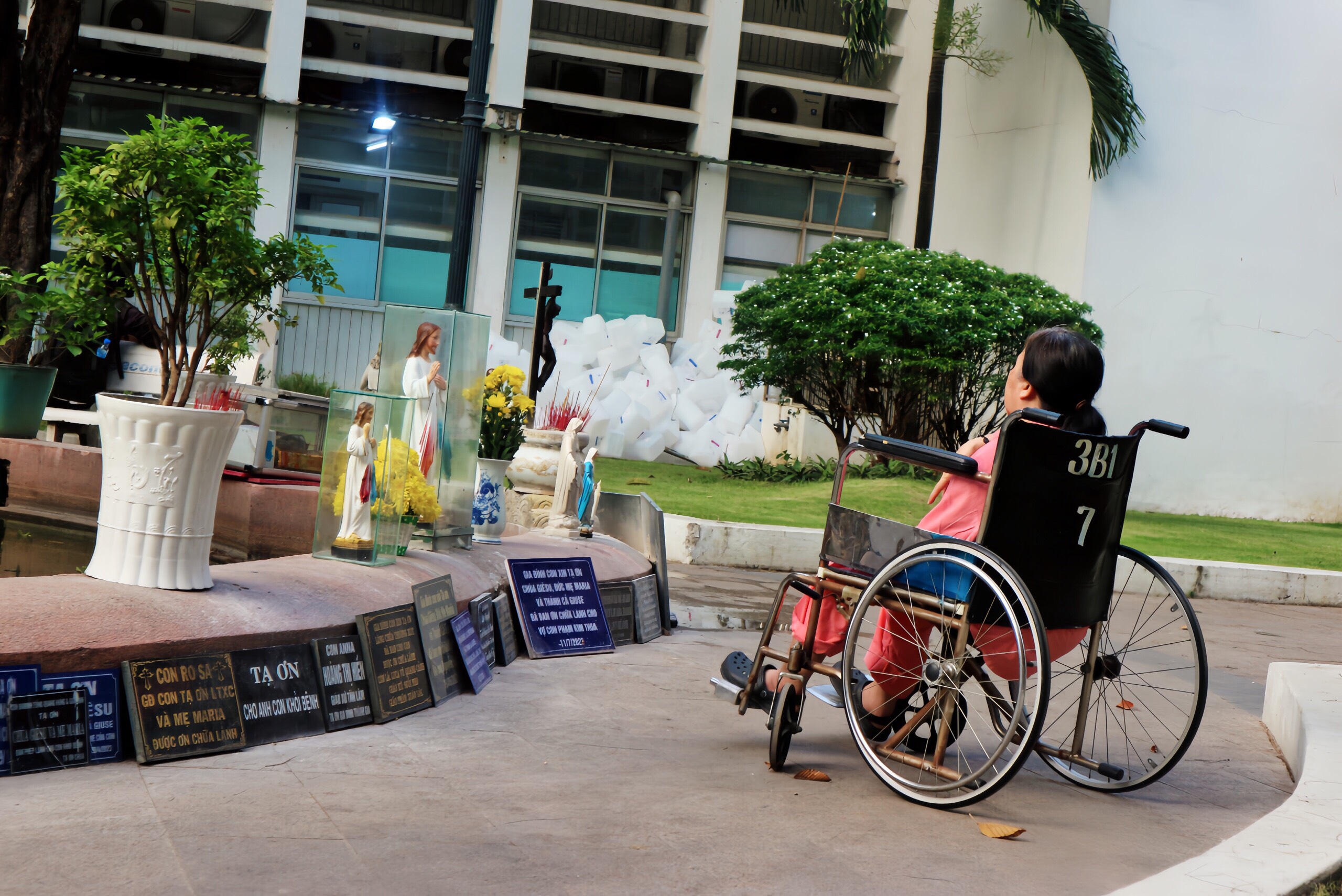 Góc nhỏ tâm linh nơi bệnh viện, bệnh nhân đến cầu nguyện năm mới khỏe mạnh- Ảnh 1. Góc nhỏ tâm linh nơi bệnh viện, bệnh nhân đến cầu nguyện năm mới khỏe mạnh- Ảnh 1.