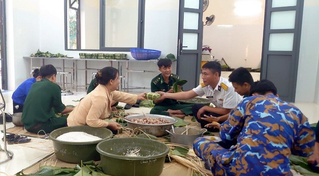 Sự kiện - Gói bánh chưng gửi tặng người dân khó khăn trên đảo Bình Ba đón Tết