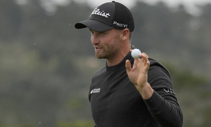 Wyndham Clark mừng sau khi gạt ghi birdie trên hố 18 vòng ba Pebble Beach National Pro-Am trên sân Pebble Beach Golf Links ngày 3/2/2024. Ảnh: AP