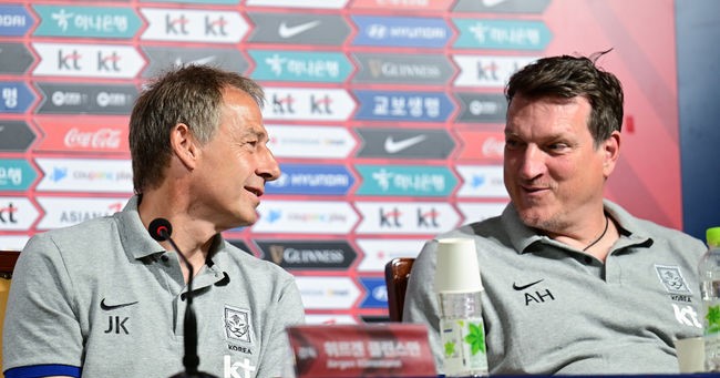 CĐV Hàn Quốc phẫn nộ vì những lời của HLV Jurgen Klinsmann nói với truyền thông Đức- Ảnh 3. CĐV Hàn Quốc phẫn nộ vì những lời của HLV Jurgen Klinsmann nói với truyền thông Đức- Ảnh 3.